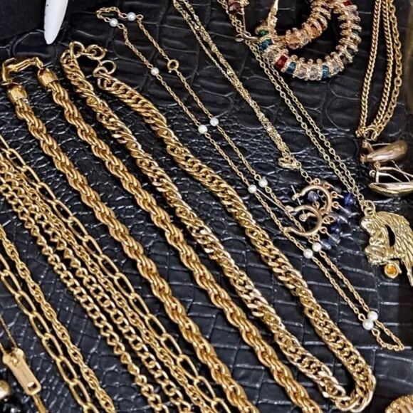 4 LB Jewelry Mystery Box | Estate, Gold, Silver, Signed, Pearl, Vintage Lot - Picture 6 of 13